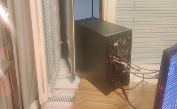 Titelbild Gaming-PC Außenluft Fenster