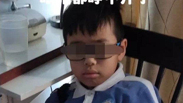 Vater zwingt 12-jährigen Sohn, die Schule zu schwänzen und 17 Stunden zu spielen – Erwischte ihn beim verbotenen, nächtlichen Zocken