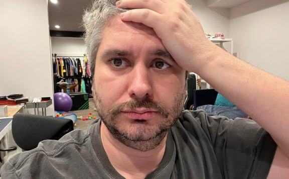 YouTuber Ethan Klein mit einer Hand an seiner Stirn.