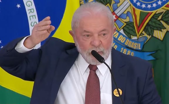 Präsident da Silva gestikuliert