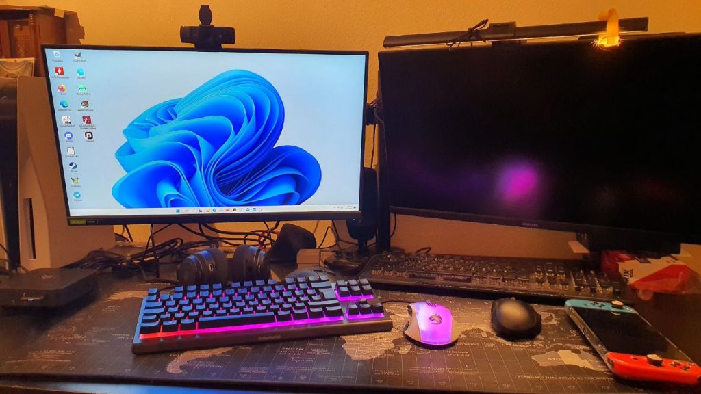 Schreibtisch mit 2 Monitoren