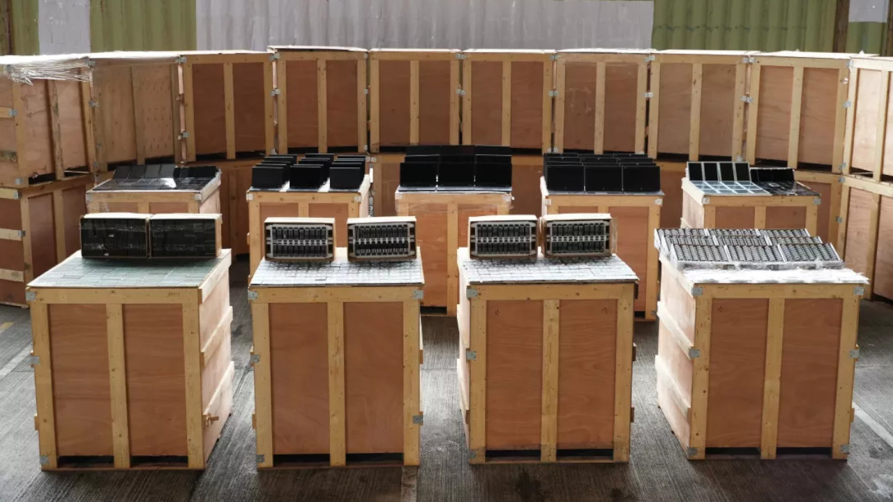 Mann will 30 Holzkisten über die Grenze schmuggeln – Polizei findet Hardware, mit der man eine ganze Kleinstadt ausrüsten könnte