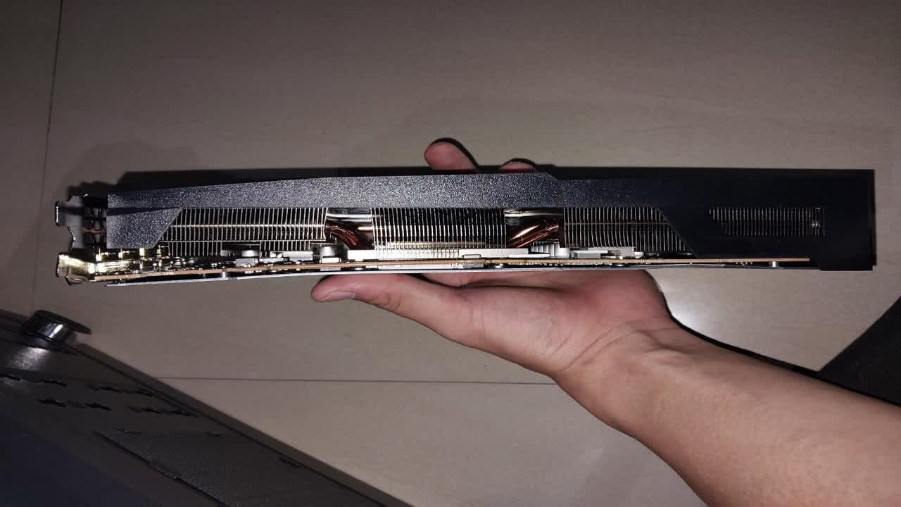 Nutzer kauft sich neuen Gaming-PC, doch die AMD-Grafikkarte sieht zum Fürchten aus –  Community witzelt: Perfekt für den Curved-Monitor