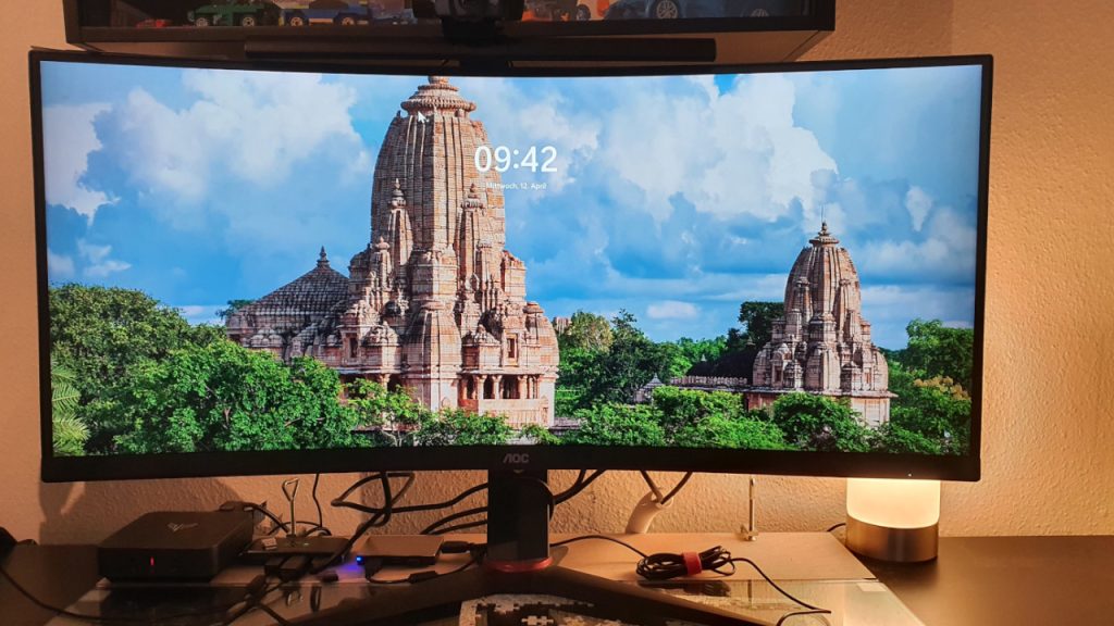 Titelbild großer Monitor Schreibtisch