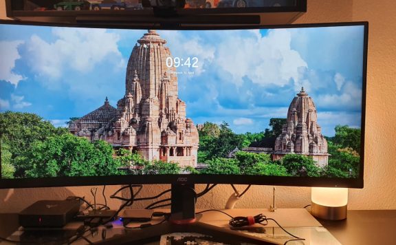 Titelbild großer Monitor Schreibtisch