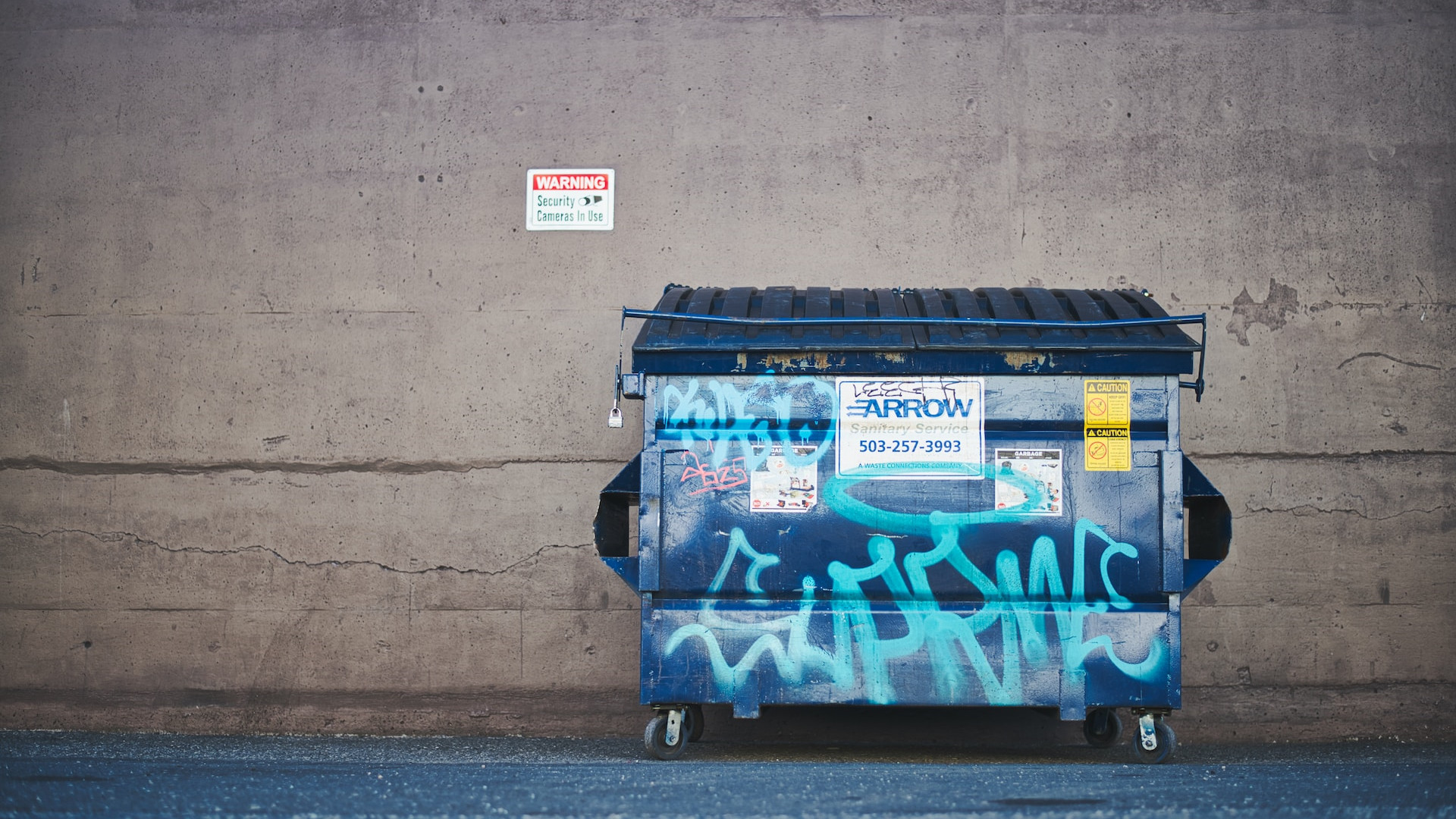 Bastler durchwühlt 6 Monate lang Müll-Container, baut sich Gaming-PC – „Schafft alle Games, die ich spiele“