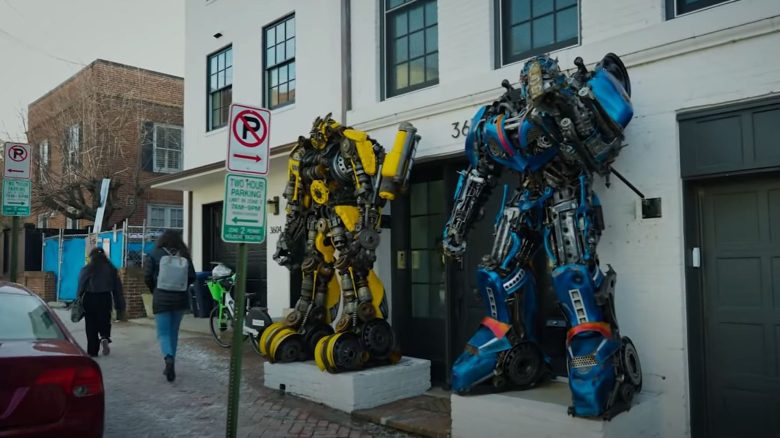 Milliardär stellt sich 2 riesige Transformers vors Haus – Macht die Nachbarn wahnsinnig