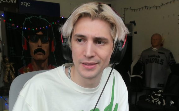 Titelbild: xQc lächelt leicht