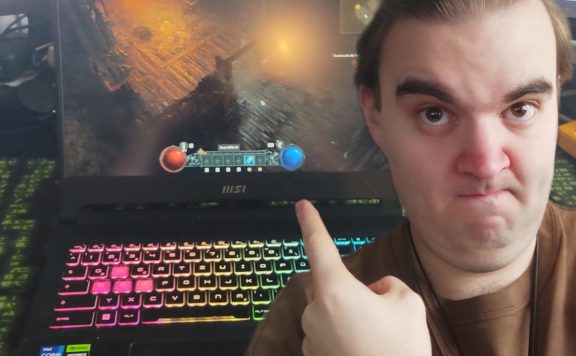 Diablo 4 auf einem Laptop in der Bahn Benedict zeigt drauf titel