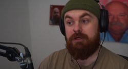 Twitch-Streamer GingerBeardie mit erhobenen Augenbrauen