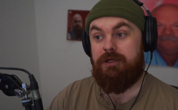 Twitch-Streamer GingerBeardie mit erhobenen Augenbrauen