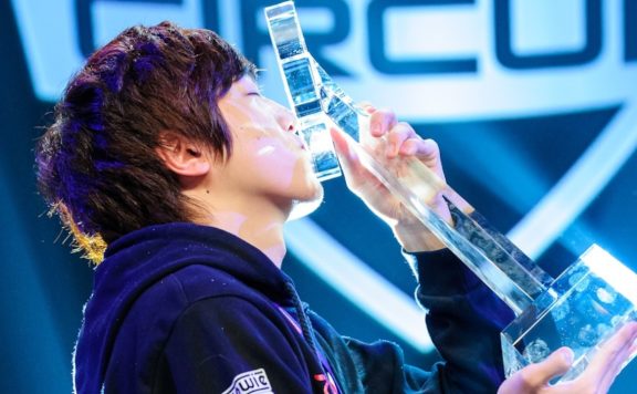 Life küsst seinen Pokal