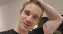 PewDiePie greift sich an den Kopf