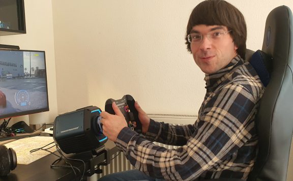 Titelbild Benedikt und Thrustmaster T818