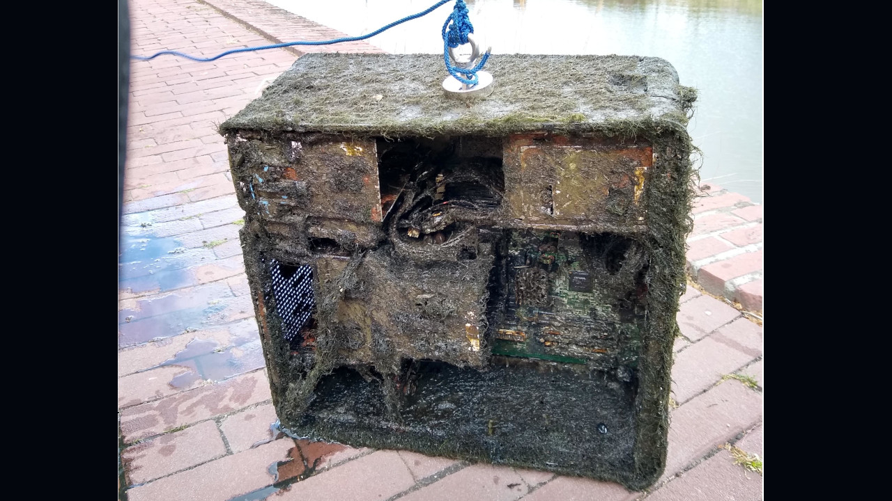 Ein Nutzer findet Computer in einem Fluss  – Gamer warnen ihn vor „Phishing-Betrug“