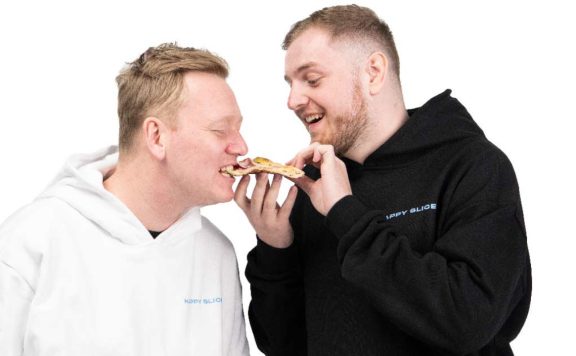 Trymacs füttert Knossi liebevoll