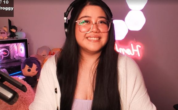 Twitch-Streamerin-HelloYinny-laechelt