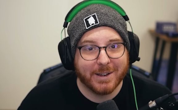 Unge mit leichtem Lächeln