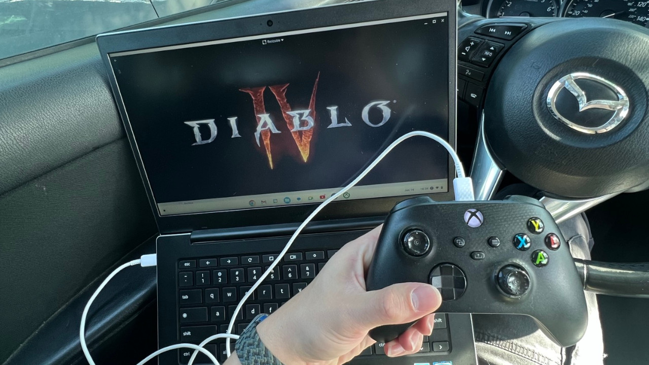 Bored while waiting in the car, the player comfortably gambles Diablo 4 on his €300 notebook