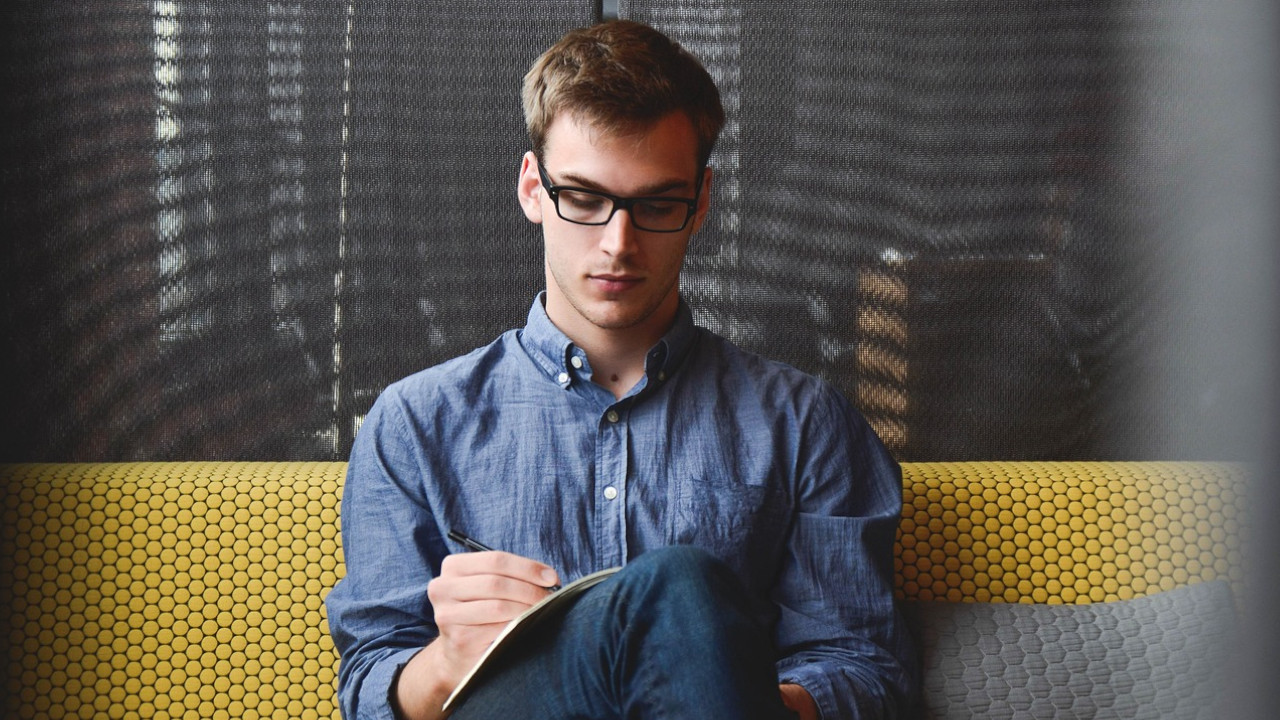 Ein junger Mann arbeitet nur 20 Stunden die Woche, verdient damit absurd viel Geld im Jahr – Wie hat er das gemacht?