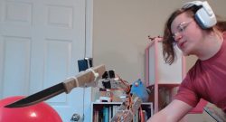 Twitch-Streamer mit Roboter-Arm