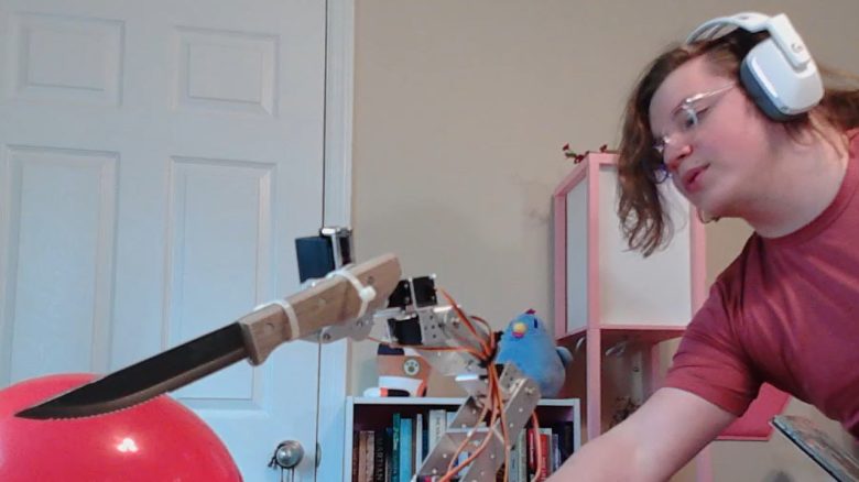 Twitch-Streamer überlässt seinen Zuschauern die Kontrolle über einen Messer-schwingenden Roboter-Arm