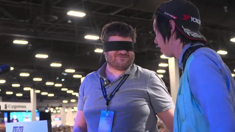 Blinder Spieler gewinnt wichtiges Match in Street Fighter, schlägt seinen Gegner mit fliegender Kopfnuss