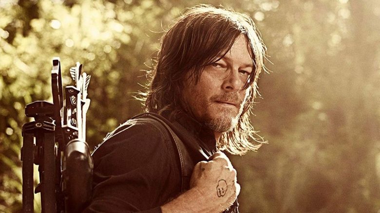 Norman Reedus erledigt als „Daryl Dixon“ in „The Walking Dead“ Zombies – Wurde im echten Leben schon von einem Fan gebissen