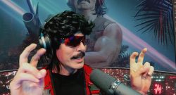 DrDisrespect macht Anführungszeichen mit den Händen