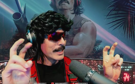 DrDisrespect macht Anführungszeichen mit den Händen