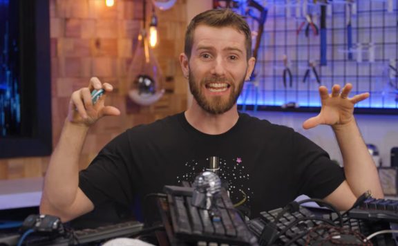Linus Tech Tips mit 127 USB-Geräten