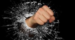 Symbolbild Faust durch Glasscheibe