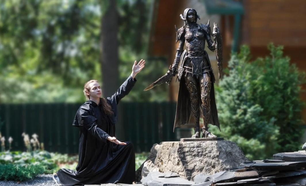 Final Fantasy 14: Spieler erschafft lebensgroße Bronzestatue seines Charakters: „Hat mich 450 Stunden gekostet“