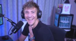 Ninja grinst im Stream Screenshot