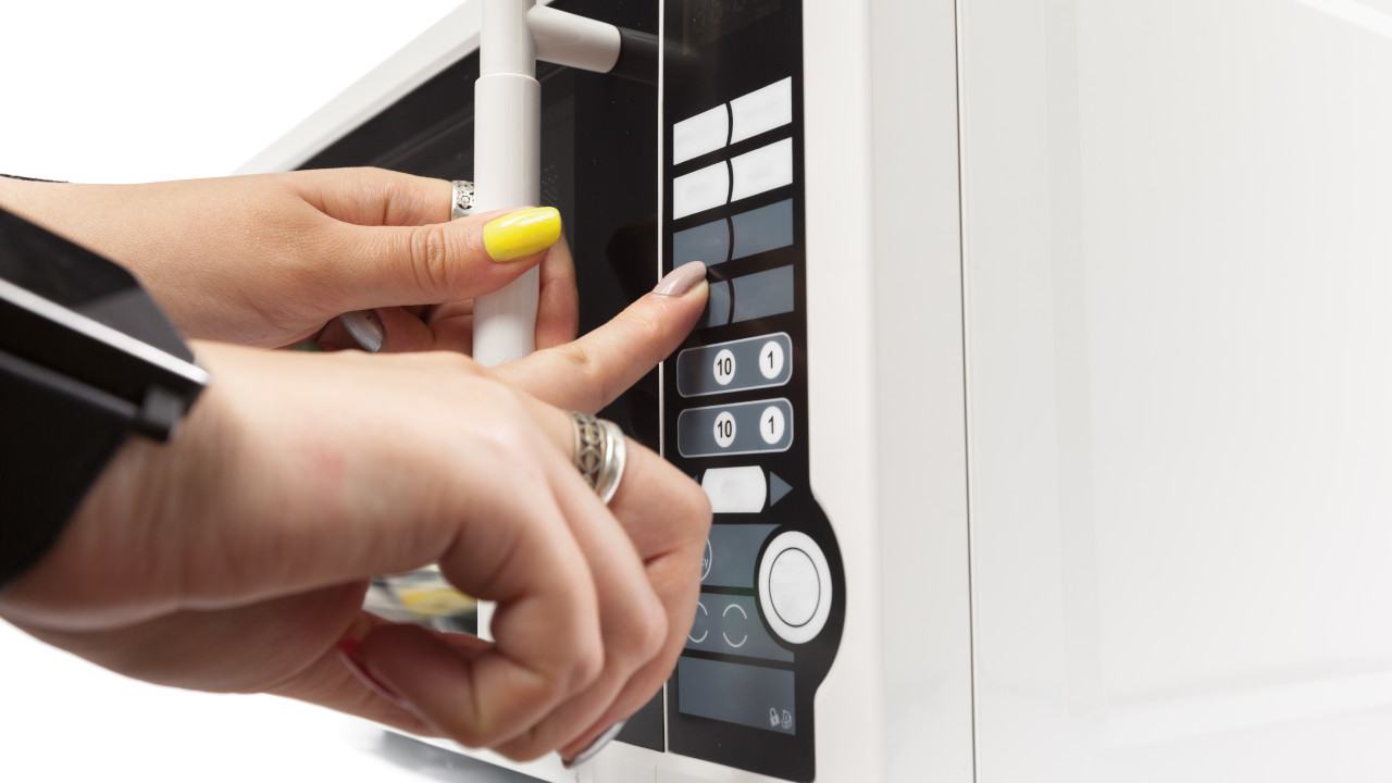 „Das Spiel läuft sogar auf einer Mikrowelle“ – Gamer nutzt Küchengerät als PC-Gehäuse