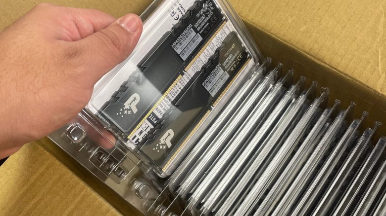 Gamer kauft Arbeitsspeicher auf Amazon, bekommt versehentlich eine Kiste mit 50 Stück geliefert und reagiert richtig