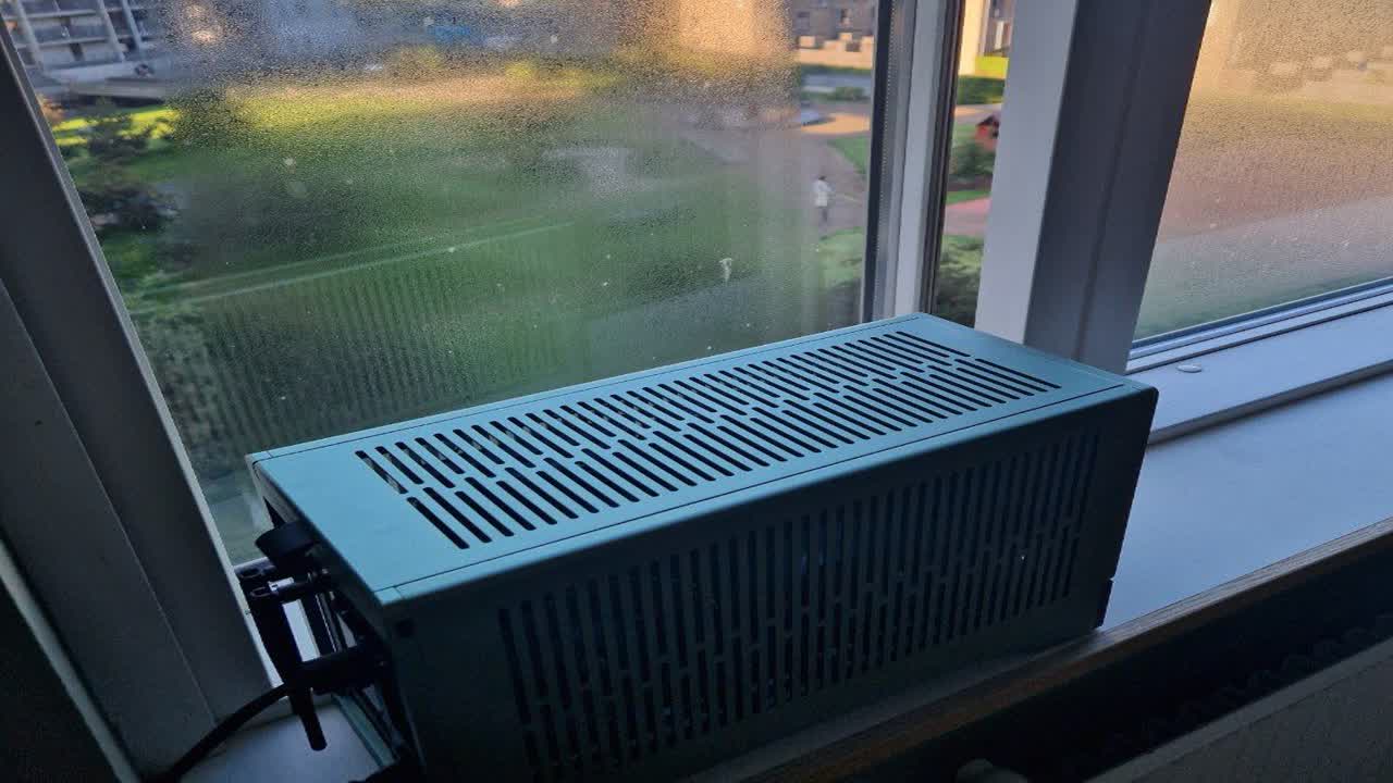 Gamer will seinen heißen Gaming-PC kühlen, nutzt dafür das offene Fenster – wie gefährlich ist das wirklich?