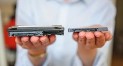 Hände mit SSD und HDD