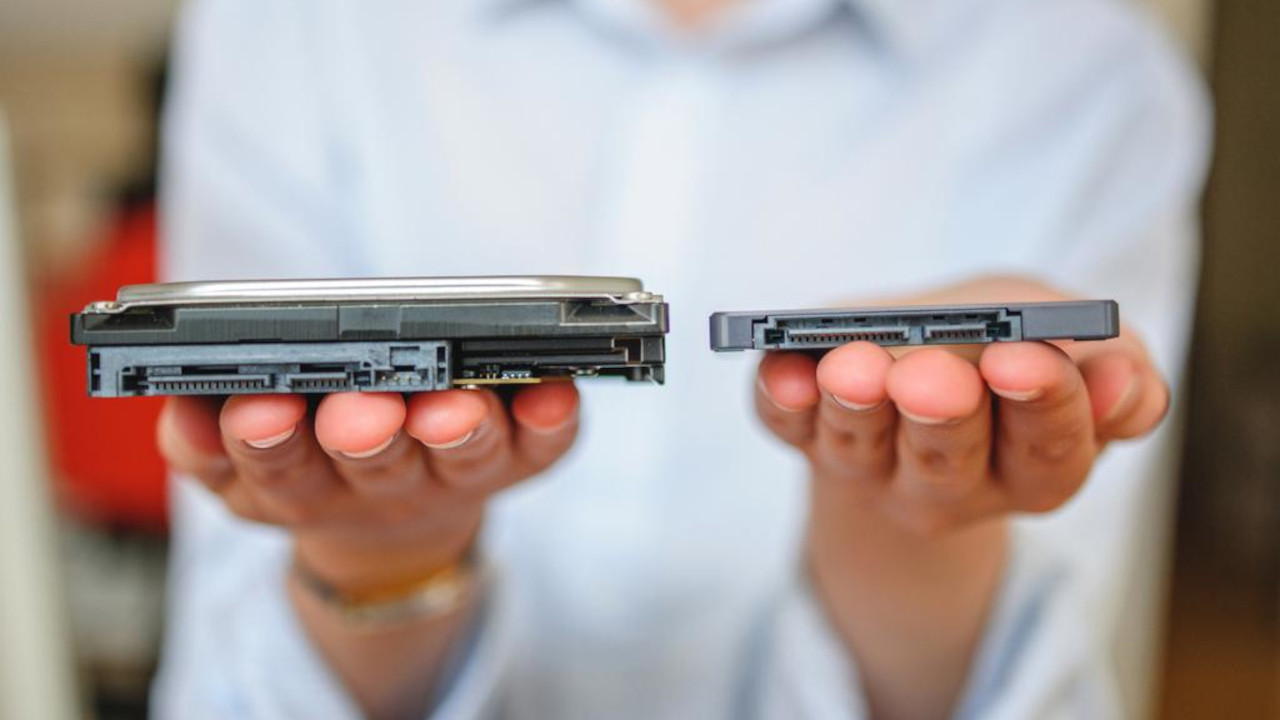 Bastler sind fassungslos: User ist zu faul seine neue SSD auszupacken, hängt sie einfach in seinen Gaming-PC