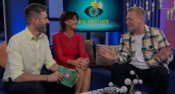 Promi Big Brother Knossi Edition. Knossi sitzt mit Marlene Lufen und Jochen Schropp auf der Promi Big Brother Moderatoren Couch. Im Hintergrund sieht man das Logo der Promi Big Brother Knossi Edition