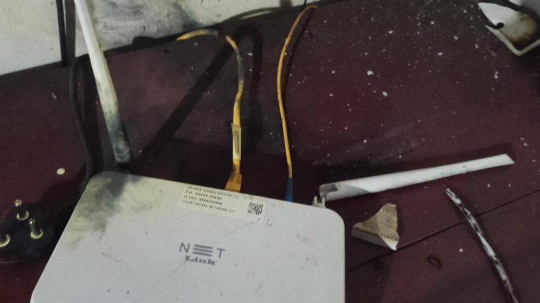 User trennt seinen Computer bei Gewitter vom Strom, der wird über das LAN-Kabel des Modems trotzdem vom Blitz getroffen