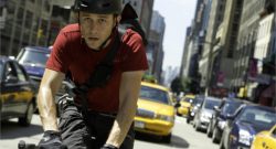 Premium Rush Fahrradkurier im Verkehr