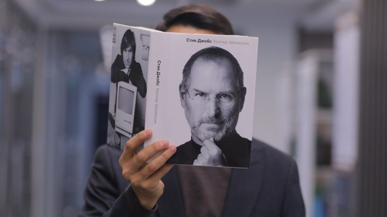 Steve Jobs rettete Apple bei seiner Rückkehr vor der Pleite, seine Idee nahm schon im 1. Monat 12 Millionen Dollar ein