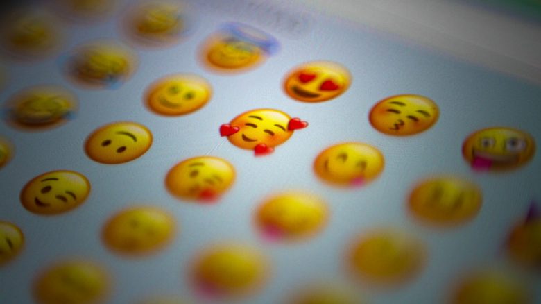 Ein 10-jähriger Schüler findet das Nerd-Emoji  von Apple beleidigend, hat eine Petition gestartet, damit es geändert wird