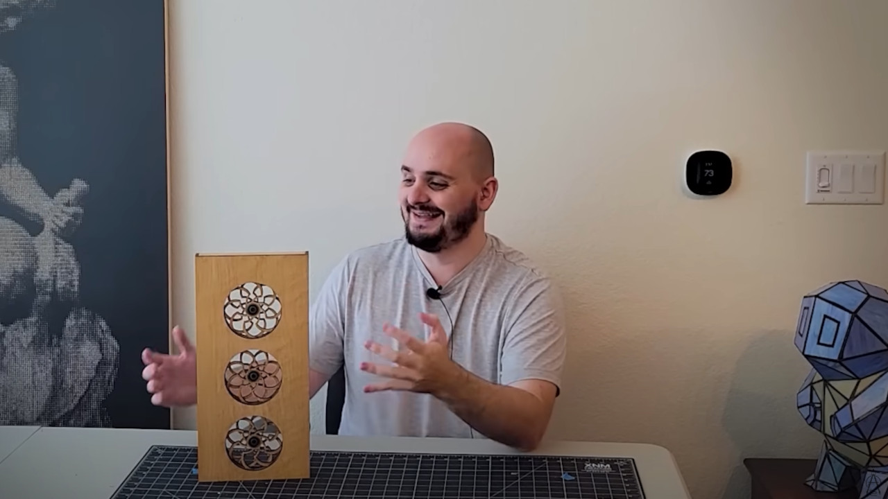 Tinkerer invests months of his life, combines woodworking with 3D printing: “I built a PC, but it moves”