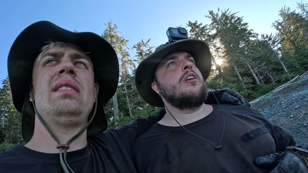 7 vs. Wild Staffel 3: Papaplatte und Reeze schauen am Stand aufs Meer.