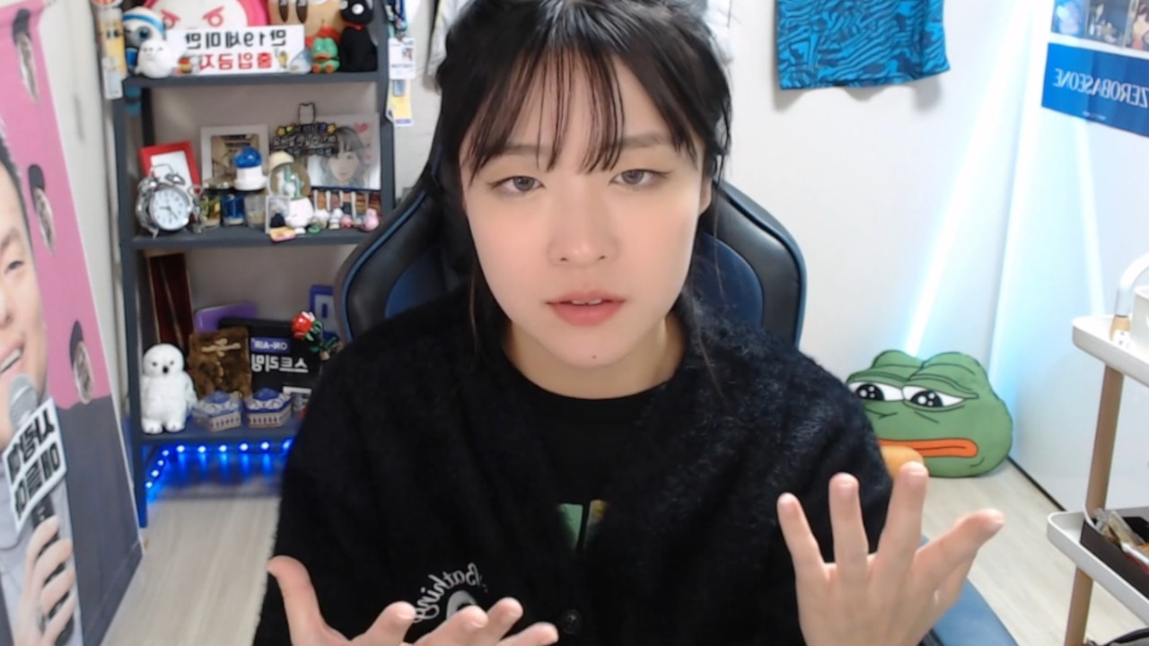 “I Lost My Job” – Twitch Streamer Faces the Decision to Leave the Country for Her Career