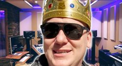 Twitch-Streamer Knossi verbündet sich mit Schlager-Legende, will seinen erfolgreichsten Song jemals schreiben - Titelbild zeigt Knossi mit Krone und Sonnenbrille, im Hintergrund ist ein Tonstudio