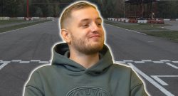 Twitch: Trymacs hätte sein 200.000€-Auto fast storniert, weil es eine Farbe nicht gab - Titelbild zeigt Trymacs vor Racetrack