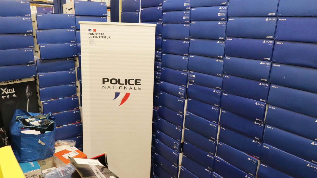 An Amazon driver stole 100 PS5s to sell them – but he made a mistake